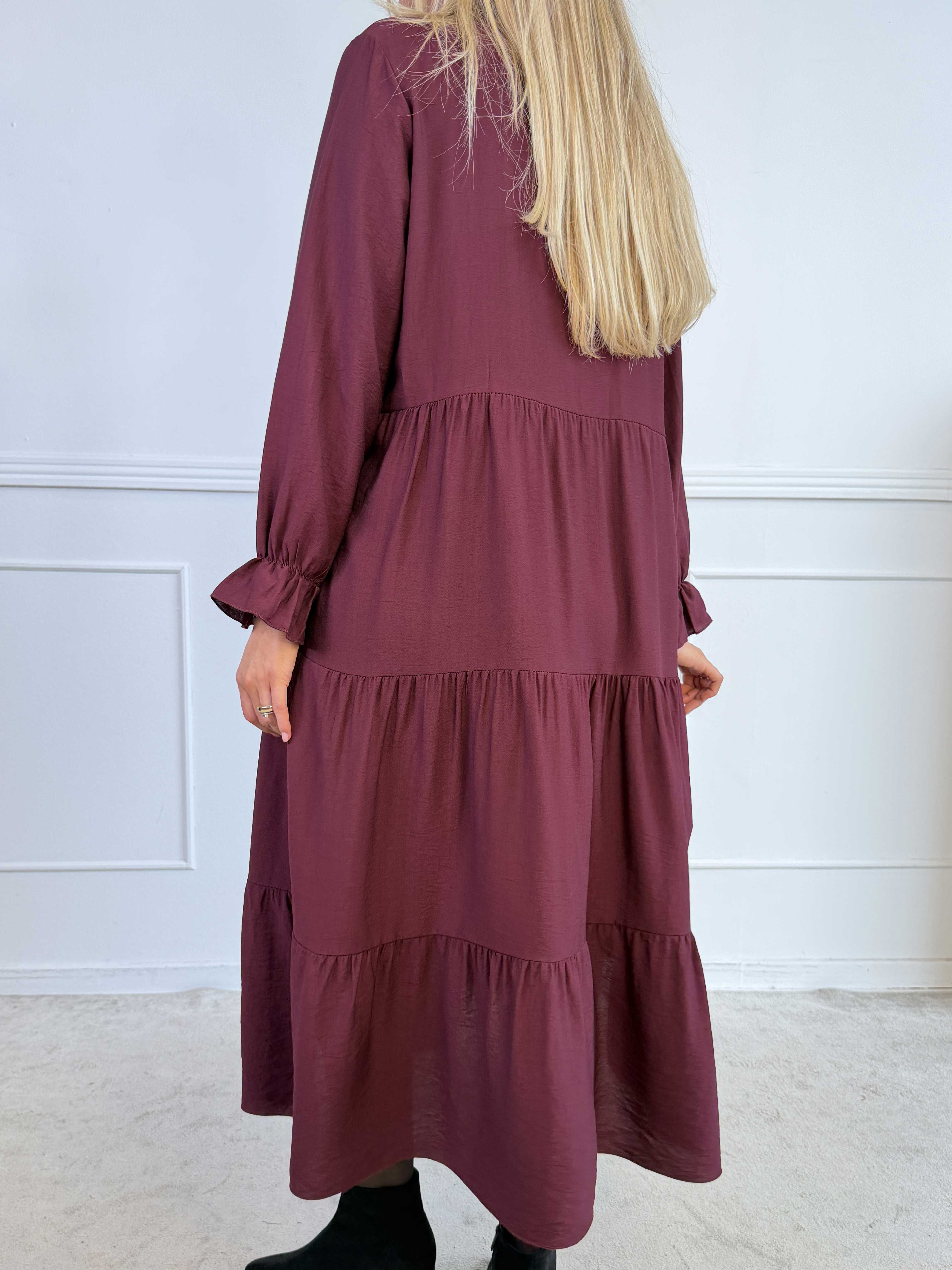 Clemence - Feminin kjole i viskose med fint lag-på-lag-look og knapper ved udskæringen